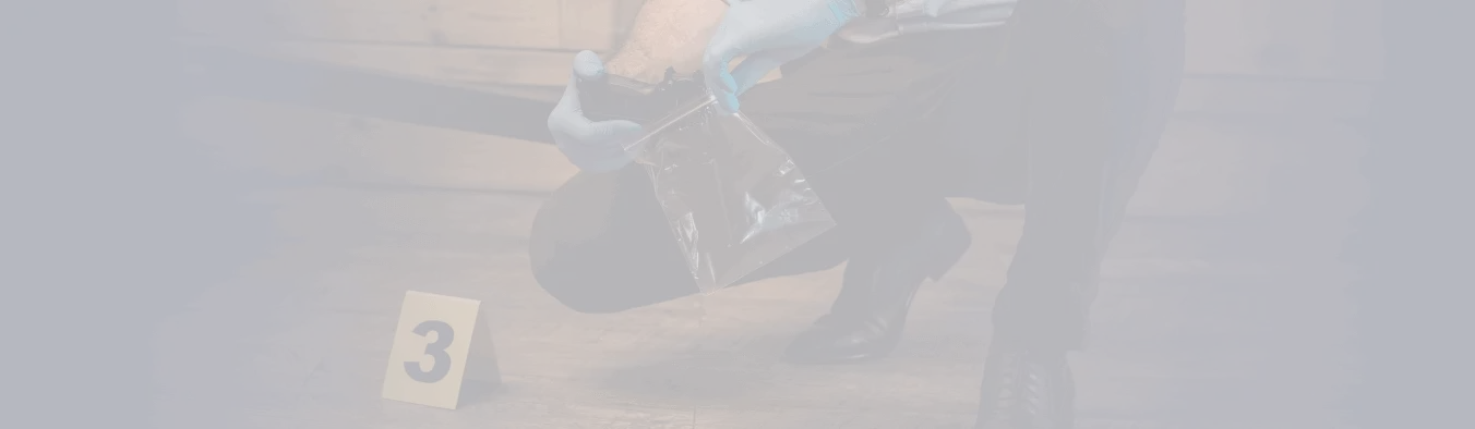 Investigador coletando evidências em uma cena de crime