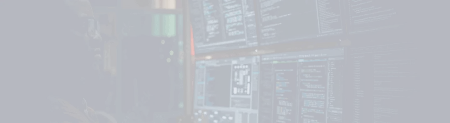 Profissional de TI analisando telas com códigos de programação
